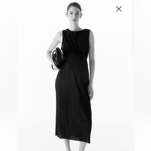 H&M mama maternity plisse dress